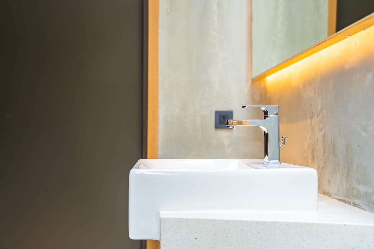 Faucet water and white sink decoration interior bathroom Sanitair laten plaatsen in Gouda